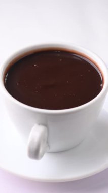 Beyaz arka planda izole edilmiş beyaz bir fincanda sıcak kalın çikolata