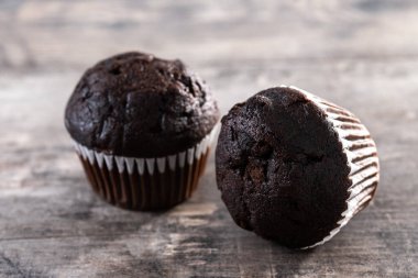 Tahta masada ev yapımı çikolatalı kekler.