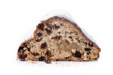 Geleneksel Noel Stollen Beyaz arka planda izole edilmiş kuru üzüm ve pudra şekerli