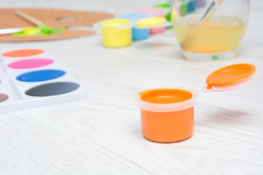 Ahşap masa üzerinde boya mutfak eşyaları