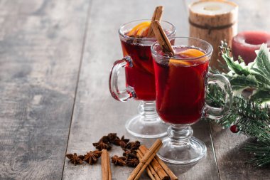 Portakallı ve tarçınlı şarap ve Noel süslemesi. Boşluğu kopyala