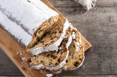 Geleneksel Noel Stollen, Noel atmosferinde kuru üzüm ve pudra şekerli.