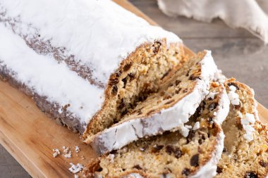 Geleneksel Noel Stollen, Noel atmosferinde kuru üzüm ve pudra şekerli.