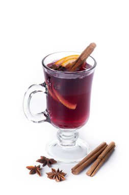 Turuncu ve Tarçın Çubuklu Sıcak Şarap ve Noel süslemesi beyaz arka planda izole