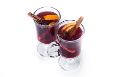 Turuncu ve Tarçın Çubuklu Sıcak Şarap ve Noel süslemesi beyaz arka planda izole