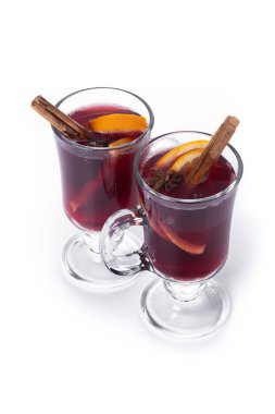 Turuncu ve Tarçın Çubuklu Sıcak Şarap ve Noel süslemesi beyaz arka planda izole