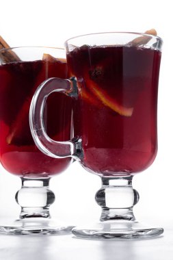 Turuncu ve Tarçın Çubuklu Sıcak Şarap ve Noel süslemesi beyaz arka planda izole