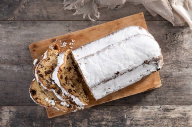 Geleneksel Noel Stollen Kuru üzüm ve pudra şekerli ahşap masada