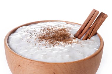 Beyaz arka planda izole edilmiş ahşap puding kasesi. Kapat.