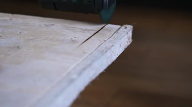 Kablosuz dairesel testere atölyede tahta kesiyor.