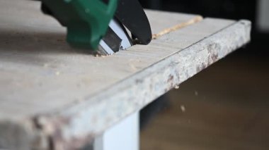 Kablosuz testere tahta kesiyor. Evde DIY kavramı