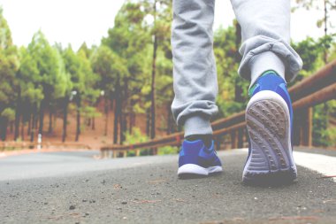 Kış manzara arka plan ile yolda egzersiz genç adam. Eski stil.