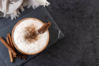 Tahta kasede sütlaç, siyah tahta arka planda. Üst Manzara. Boşluğu kopyala