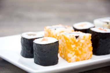 Suşi. Somon ve havyar rulo