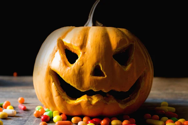 Halloween-Kürbis und Bonbons — Stockfoto