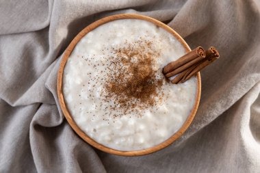 Tahta kasede tarçınlı sütlaç. Üst görünüm