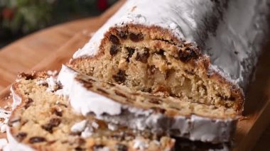 Geleneksel Noel Çalıntısı Kuru üzüm ve pudra şekeriyle