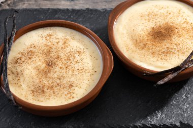 Ev yapımı kremalı İspanyol kreması ahşap bir masada servis edilir.