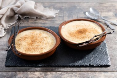 Ev yapımı kremalı İspanyol kreması ahşap bir masada servis edilir.