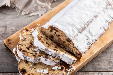 Geleneksel Noel Çalıntısı Kuru üzüm ve toz şekerle ahşap masada