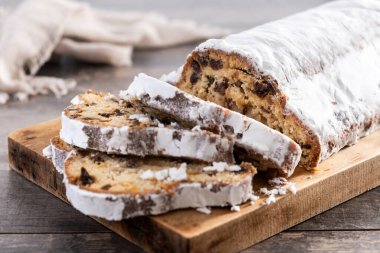 Geleneksel Noel Çalıntısı Kuru üzüm ve toz şekerle ahşap masada
