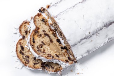 Beyaz arka planda izole edilmiş üzüm ve pudra şekerli geleneksel Noel Stollen 'i