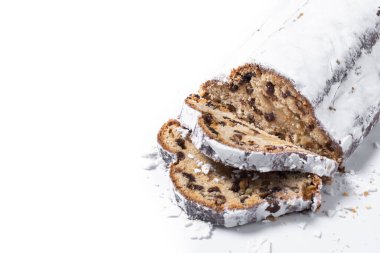 Geleneksel Noel Stollen, beyaz arka planda izole edilmiş kuru üzüm ve pudra şekerli. Boşluğu kopyala