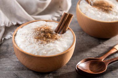 Tahta masadaki pirinç pudingi.