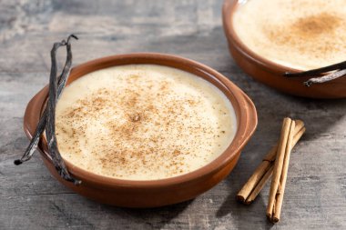 Ev yapımı kremalı İspanyol kreması ahşap bir masada servis edilir.