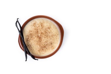 Beyaz arka planda izole edilmiş bir kasede servis edilen kremalı İspanyol muhallebisi. Üst Manzara. Boşluğu kopyala