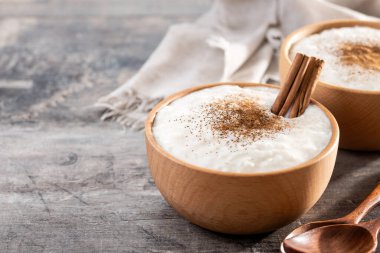 Tahta masadaki pirinç pudingi. Boşluğu kopyala