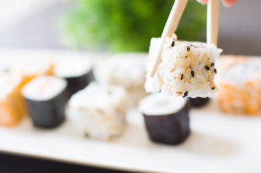 Suşi somon ve havyar rulo