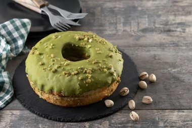 Ahşap masada fıstıklı kek.