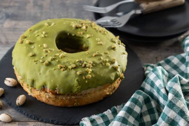 Ahşap masada fıstıklı kek.