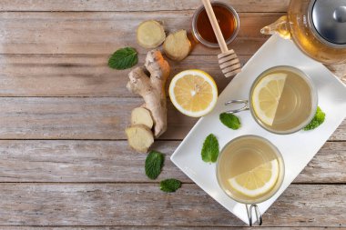 Tahta masada bal ve limonlu zencefil çayı, doğal ev yapımı içecek. Üst Manzara. Boşluğu kopyala