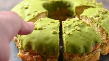  Bir dilim şam fıstıklı kek alıyordum.