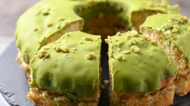  Bir dilim şam fıstıklı kek alıyordum.