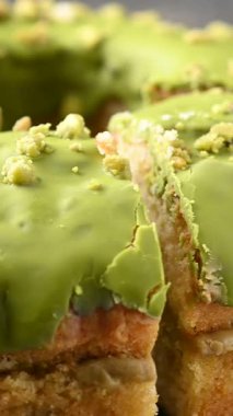 Çam fıstıklı kek ahşap masada dönüyor.