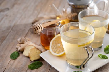 Tahta masada bal ve limonlu zencefil çayı. Boşluğu kopyala