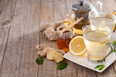 Tahta masada bal ve limonlu zencefil çayı. Boşluğu kopyala
