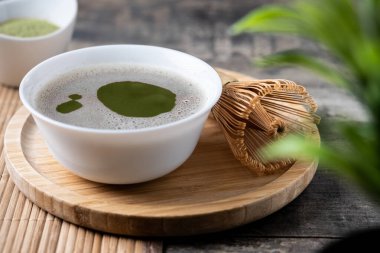 Geleneksel Japon Matcha Yeşil Çayı ahşap masada