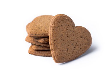 Beyaz arka plan üzerinde izole kalp şeklinde zencefilli kurabiye