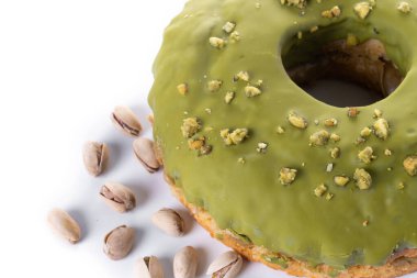 Beyaz arka planda kremalı şam fıstıklı kek