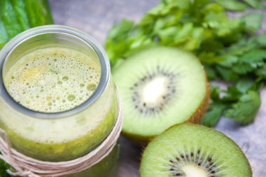 Salatalık ile yeşil smoothie