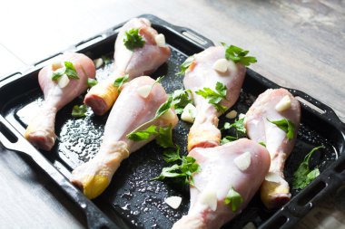 Sarımsak ve maydanoz ile tavuk