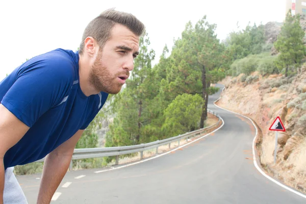 Jovem que se exercita na estrada — Fotografia de Stock