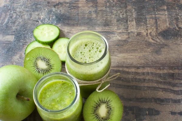 Green smoothie with cucumber — Stock Photo, Image