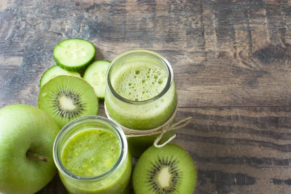 Smoothie verde com pepino — Fotografia de Stock