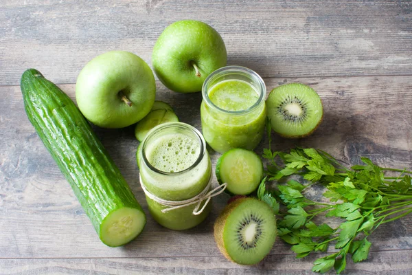 Grön smoothie med gurka — Stockfoto