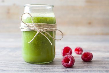 Salatalık, kivi ve elma yeşil smoothie